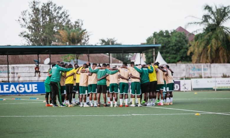 Wachezaji wa Kagera Sugar Katika Maandalizi Chini ya Cedric Kaze Wachezaji wa klabu ya Kagera Sugar wakiwa wamekusanyika uwanjani kwa ajili ya maombi na maelekezo ya kocha mpya