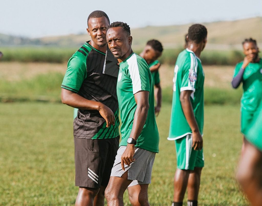 Wasifu na Uzoefu wa Kocha Mkuu Mpya wa Kagera Sugar Cedric Kaze Kocha mzoefu wa soka Cedric Kaze akiwa ameshikilia nyaraka za kiufundi uwanjani