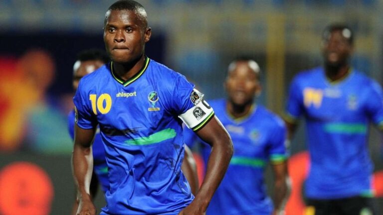 Nahodha wa Taifa Stars Mbwana Samatta Uwanjani Mshambuliaji na nahodha wa timu ya taifa ya Tanzania Taifa Stars, Mbwana Samatta, akiwa uwanjani na jezi ya bluu na kitambaa cha uanahodha