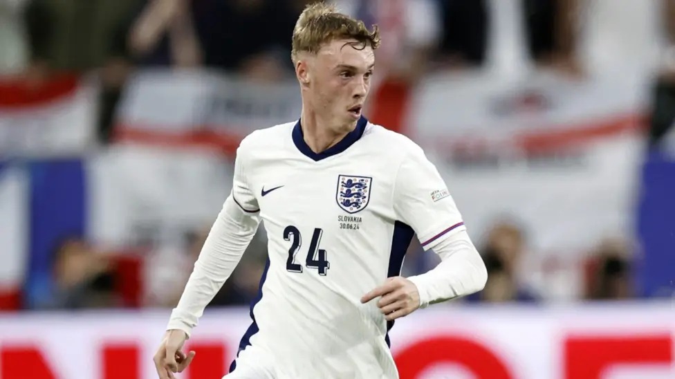 Kiungo mshambuliaji wa England Cole Palmer akiwa amevaa jezi nyeupe wakati wa mchezo wa kimataifa