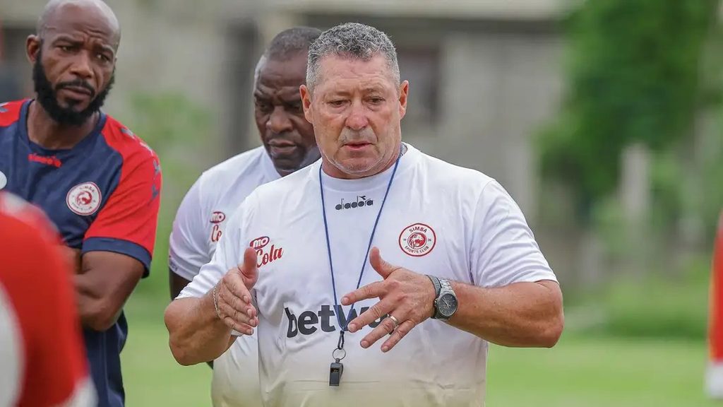 Kocha wa Simba SC akiongea na wachezaji wake uwanja wa mazoezi