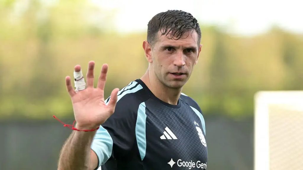Golikipa Emiliano Dibu Martínez akiwa kwenye mazoezi ya timu ya taifa ya Argentina