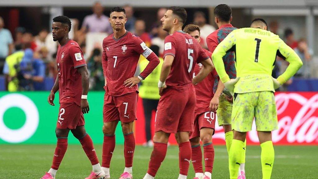 Wachezaji wa timu ya taifa ya Portugal wakiwa uwanjani Nyota wa Portugal wakiongozwa na nahodha wao wakiwa wamesimama uwanjani wakati wa mchezo dhidi ya Wales