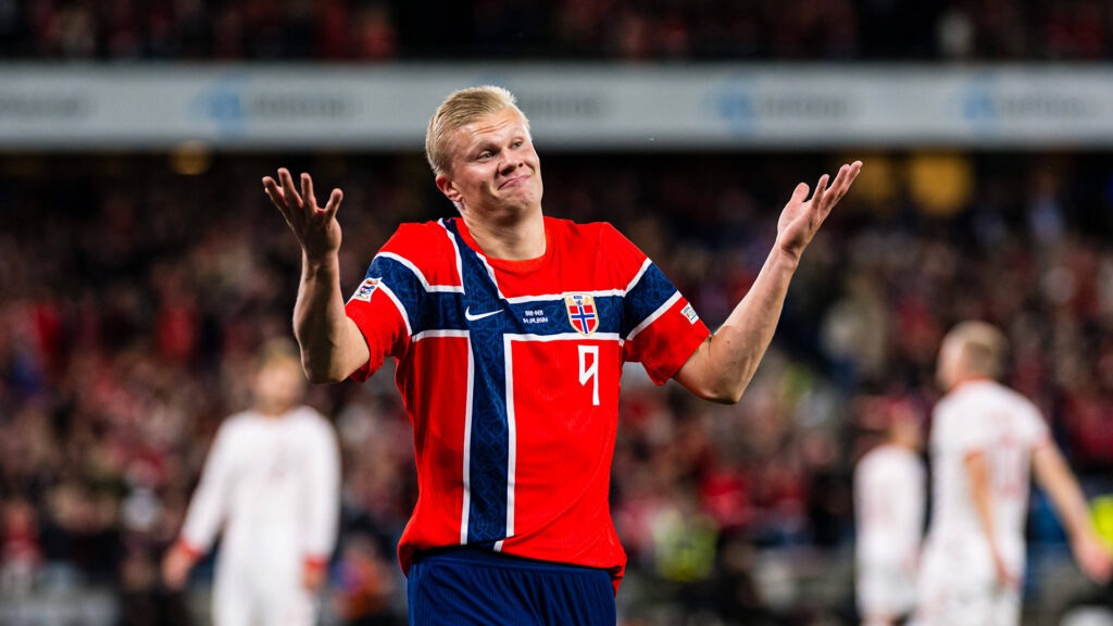 Erling Haaland akiwa uwanjani baada ya kuonyesha kiwango bora dhidi ya Denmark Mshambuliaji wa timu ya taifa ya Norway Erling Haaland akionyesha ishara kwa mikono yake uwanjani