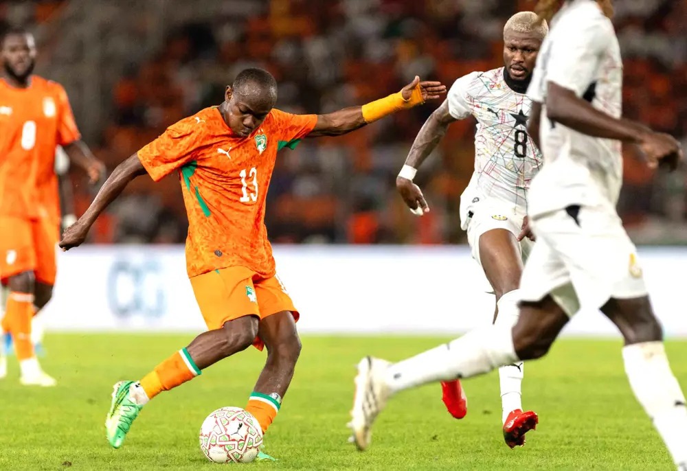 Mchezaji wa Côte d’Ivoire akipiga shuti langoni dhidi ya Ghana mjini Bouake Kiungo wa Côte d’Ivoire akipiga mpira kwa nguvu kuelekea lango la Ghana wakati wa mchezo wa kufuzu Kombe la Mataifa ya Afrika 2027 huko Bouake