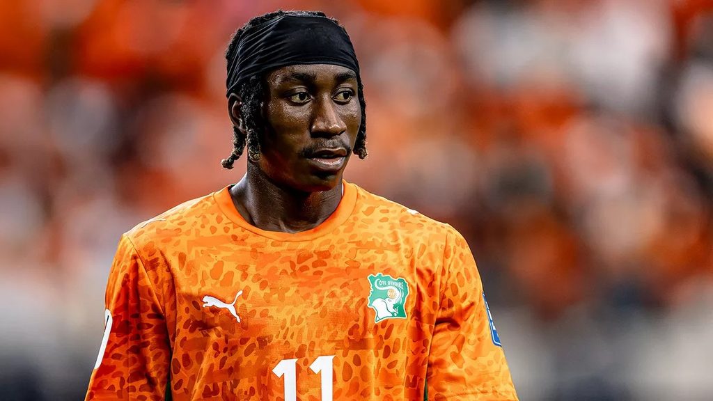 Yan Diomande akiwa uwanjani kwenye mchezo dhidi ya Ghana Yan Diomande akiwa amevaa jezi ya rangi ya machungwa ya timu ya taifa ya Côte d’Ivoire wakati wa mechi