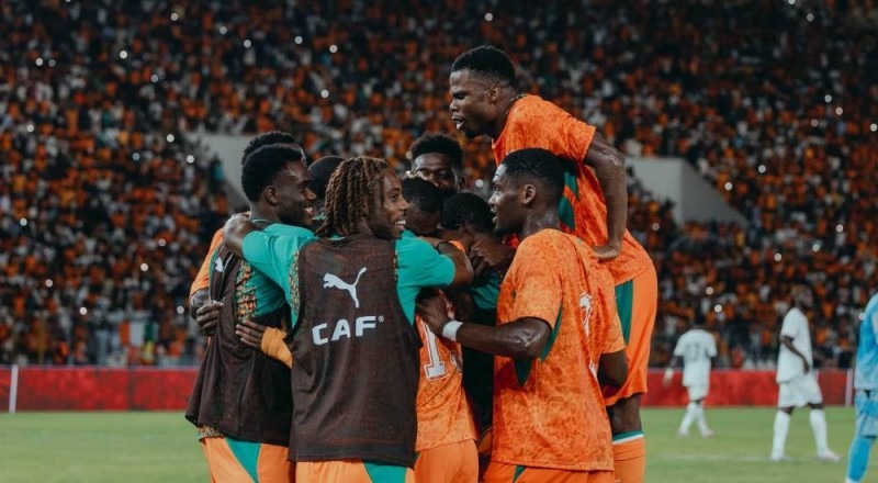 Timu ya taifa ya Côte d’Ivoire ikishangilia kwa furaha baada ya kupata ushindi muhimu uwanjani nyumbani