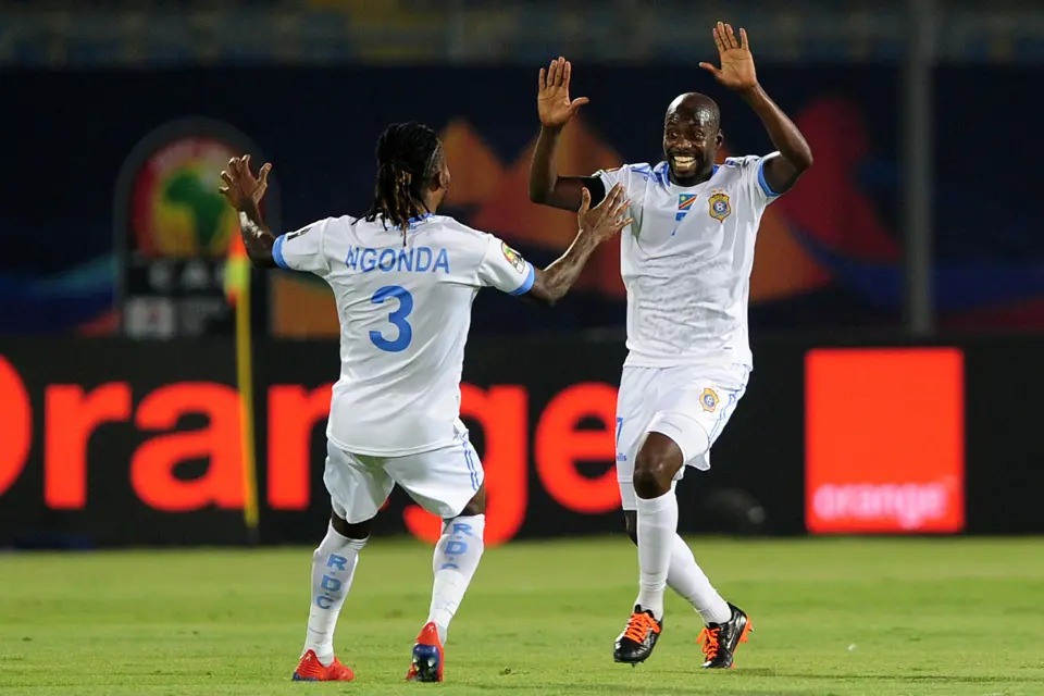 Wachezaji wa DR Congo Wakishangilia Ushindi Muhimu Uwanjani Wachezaji wa timu ya taifa ya DR Congo wakinyoosha mikono juu na kushangilia kwa furaha baada ya kufunga bao muhimu.