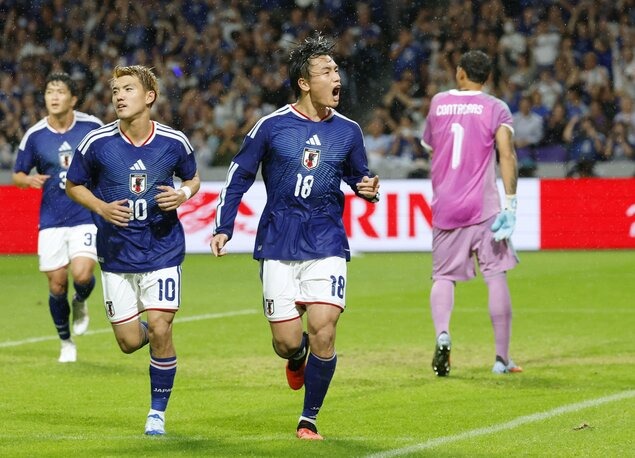 Wachezaji wa Japan wakishangilia kwa furaha kubwa uwanjani kufuatia mabao yaliyofungwa na Ayase Ueda.