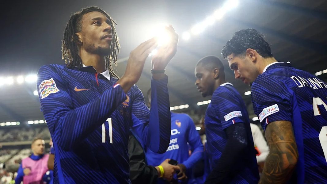 Wachezaji wa timu ya taifa ya Ufaransa wakiwa uwanjani baada ya mchezo huku wakionesha furaha ya ushindi dhidi ya Ubelgiji.