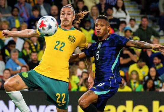 Wachezaji wa Australia na Brazil Wakipambana Vikali Uwanjani Brisbane