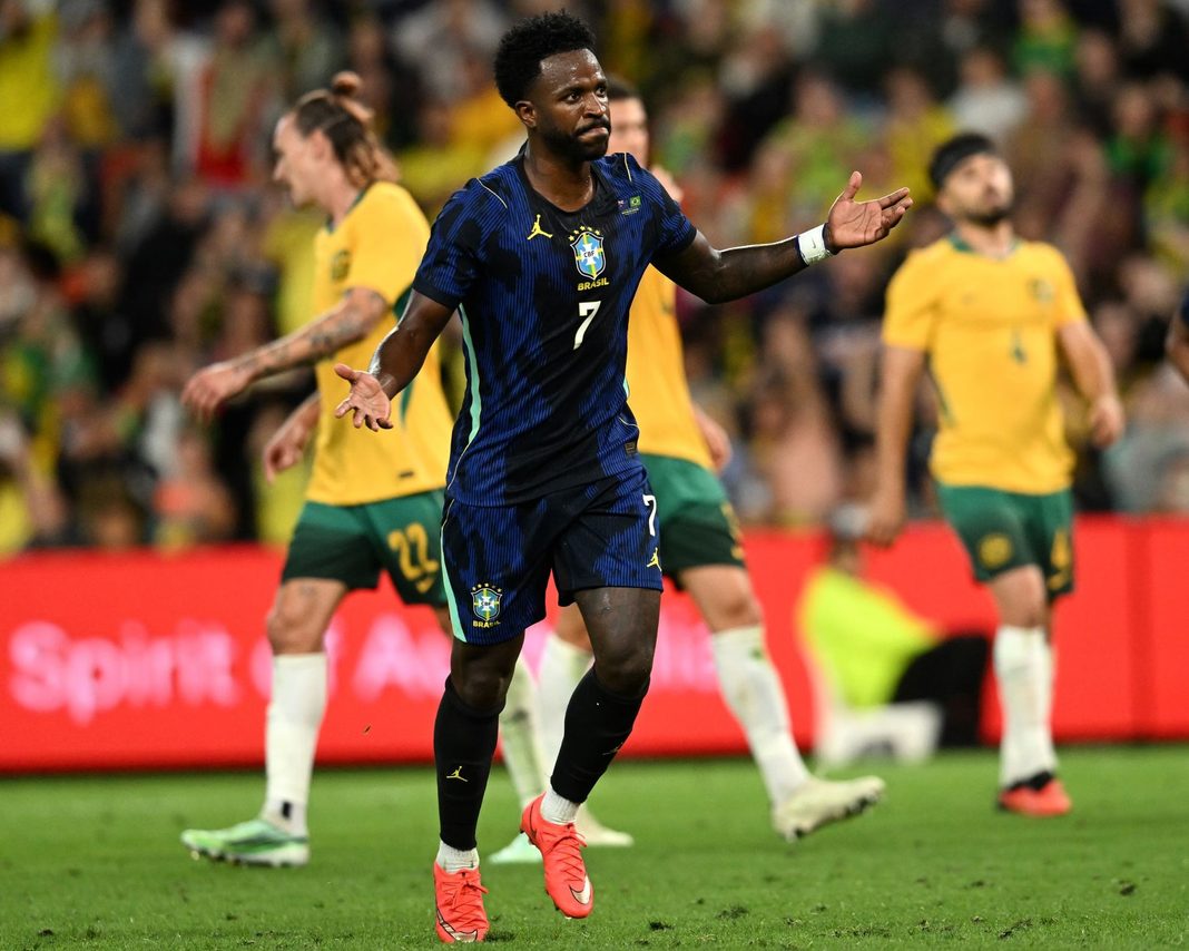 Nyota wa Brazil Vinícius Jr akiweka mikono yake usoni wakati wa kushangilia bao uwanjani.