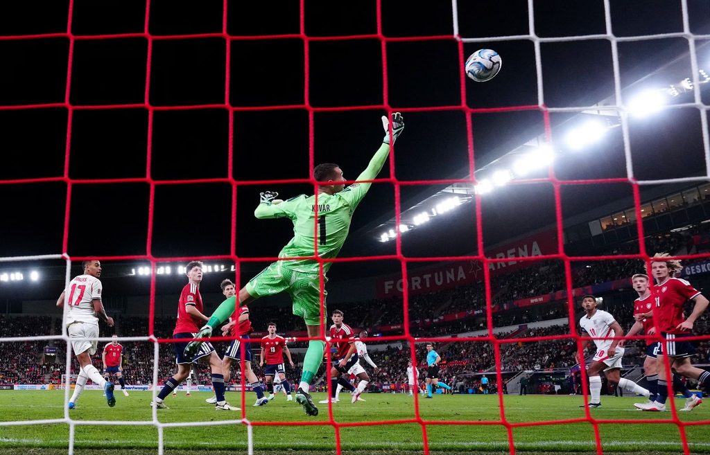 Golikipa wa Czechia Akijitahidi Kuokoa Mkwaju Wakati wa Mechi dhidi ya England