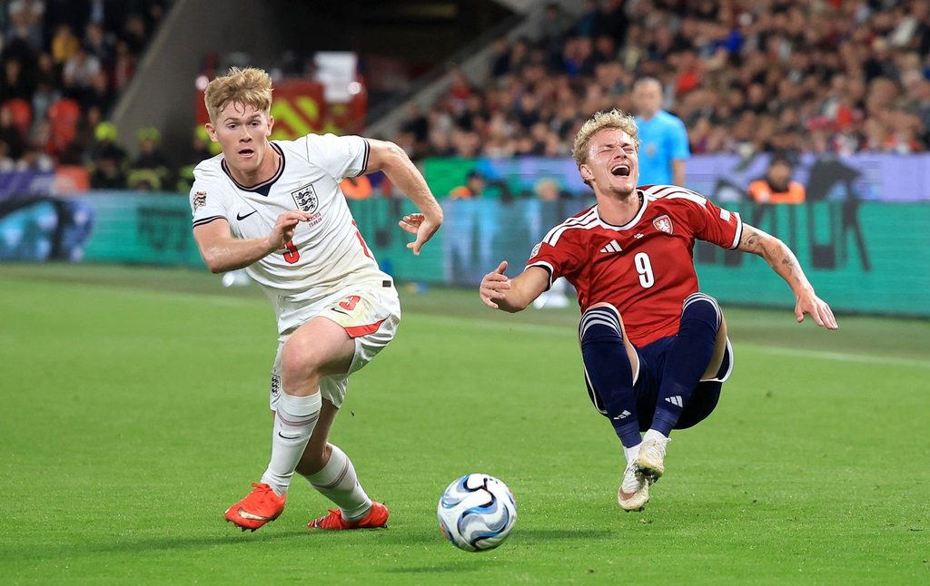 Mchezaji wa England Akipambana na Beki wa Czechia Katika Mechi ya Prague