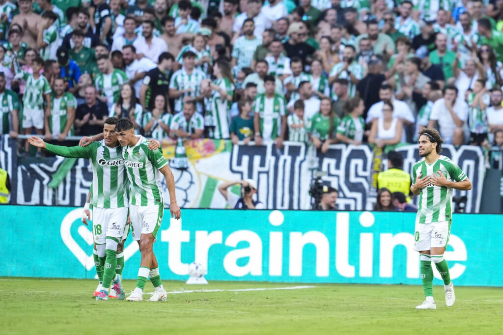wachezaji-wa-real-betis-wakishangilia-ushindi-dhidi-ya-getafe Wachezaji wa Real Betis wakishangilia bao mbele ya mashabiki wao waliofurika jukwaani.