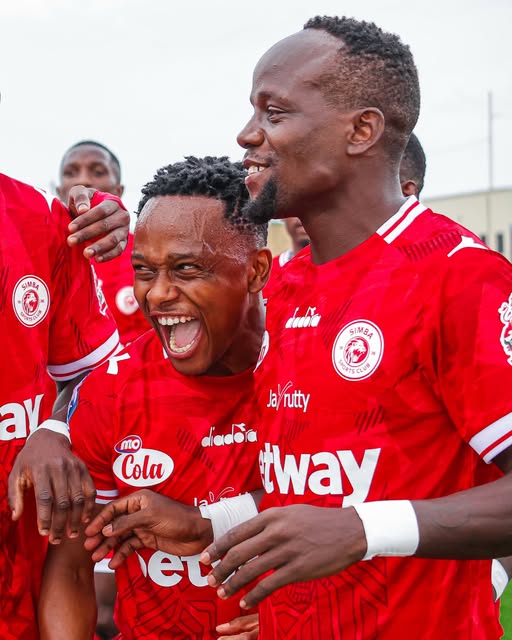 Wachezaji wa Simba wakionyesha nyuso za furaha na kutabasamu kwa hamu kubwa kuelekea mechi ya dabi.