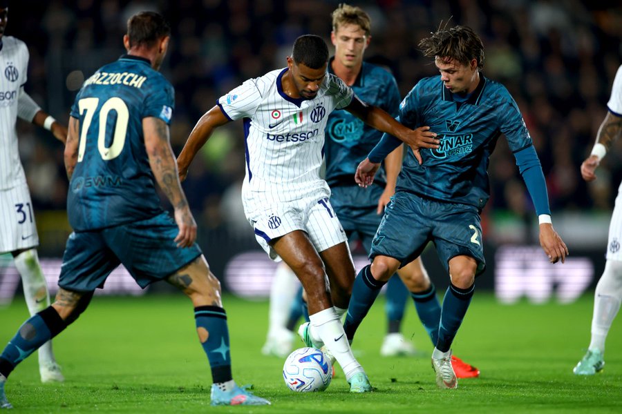 Inter Milan Beats Venezia 2-0 to Reclaim Serie A Top Spot