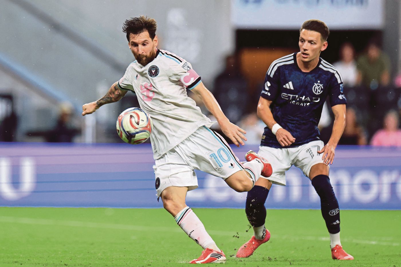 Lionel Messi wa Inter Miami akiruka na kudhibiti mpira kwa mguu wa kushoto kabla haujadunda chini huku mchezaji wa New York City FC akitazama.