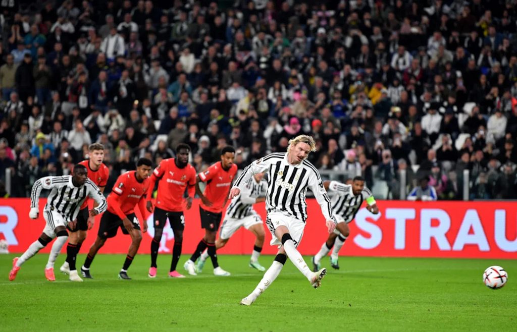 Nick Woltemade Akipiga Penalti Juventus vs Rennes Mshambuliaji wa Juventus Nick Woltemade akijinyoosha kupiga mkwaju wa penalti uwanjani huku wachezaji wengine wakishuhudia.