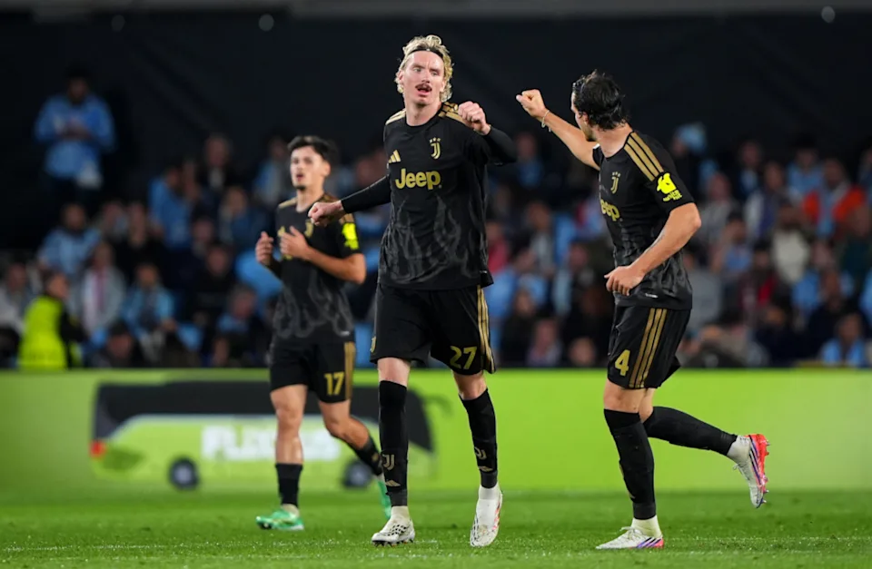 Kiungo wa Juventus, Nicolo Fagioli (namba 27), aliyevaa jezi nyeusi yenye maandishi ya Jeep akikimbia na kukunja ngumi kushangilia bao pamoja na wachezaji wenzake.