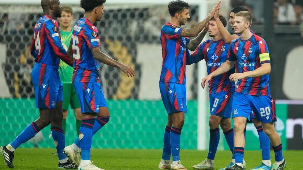 Wachezaji wa Crystal Palace Wakishangilia Bao Dhidi ya Beşiktaş Kundi la wachezaji wa Crystal Palace wakipeana mikono na kukumbatiana kwa furaha baada ya kufunga bao uwanjani.
