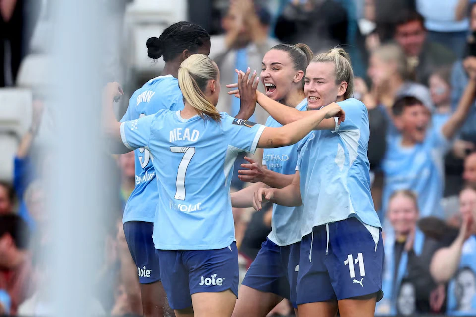 Wachezaji wa Manchester City Wakishangilia Ushindi dhidi ya Arsenal