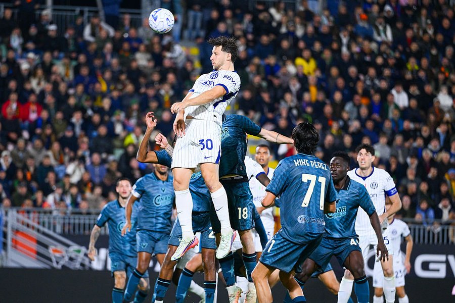 Inter Milan Beats Venezia 2-0 to Reclaim Serie A Top Spot
