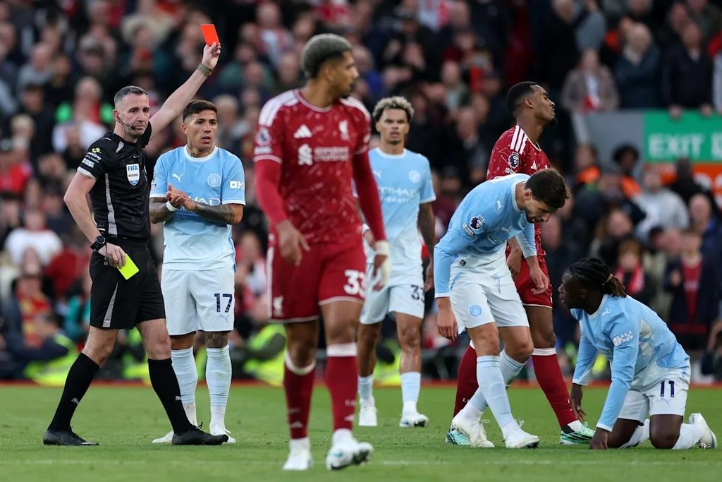 Mwamuzi Akionyesha Kadi Nyekundu Katika Mechi ya Liverpool na Manchester City