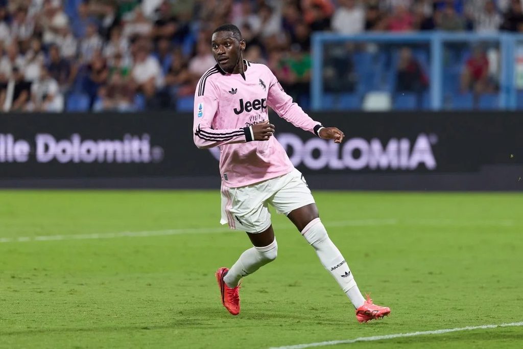 Randal Kolo Muani Akiwa na Mpira Dhidi ya Cagliari