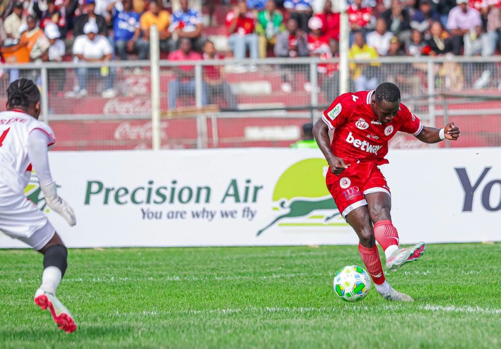 Libasse Gueye Akipiga Shuti Kali Uwanjani wakiwa na Simba SC