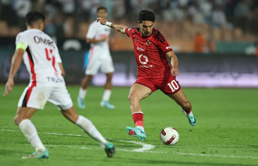 Pambano la Mpira Kati ya Mchezaji wa Al Ahly na Zamalek Katika Cairo Derby