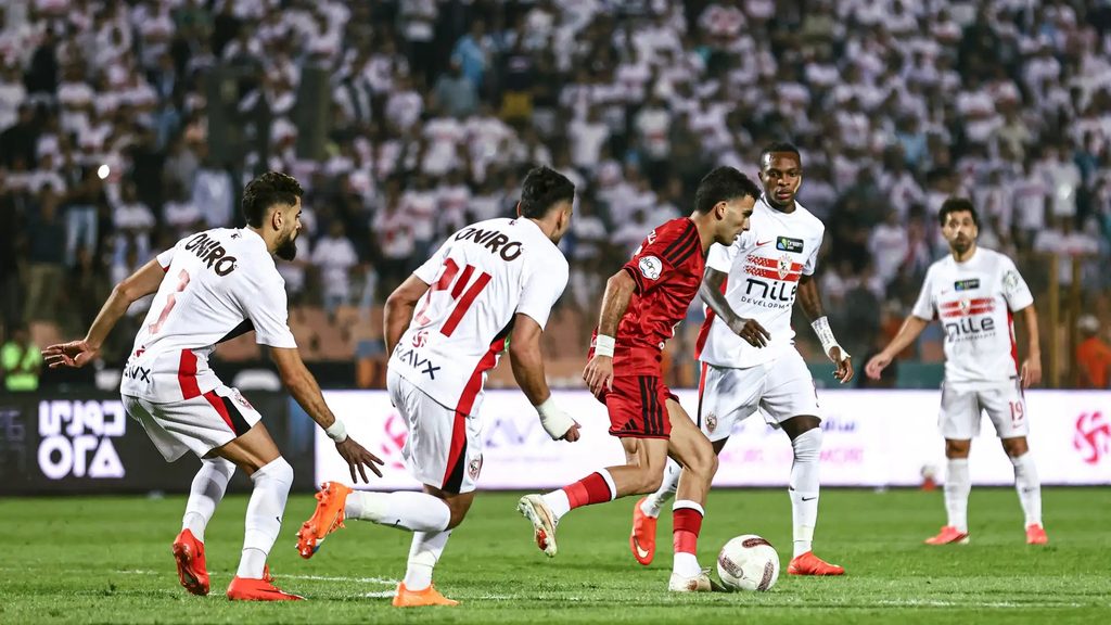 Kiungo wa Al Ahly Akipenyeza Mpira Dhidi ya Safu ya Ulinzi ya Zamalek