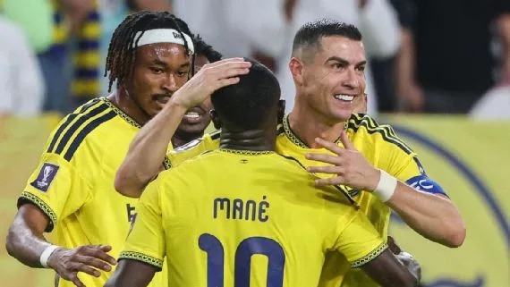 Cristiano Ronaldo na wachezaji wenzake wa Al Nassr wakimkumbatia Sadio Mane aliyevaa jezi namba 10 kwa furaha baada ya kufunga bao la ushindi.