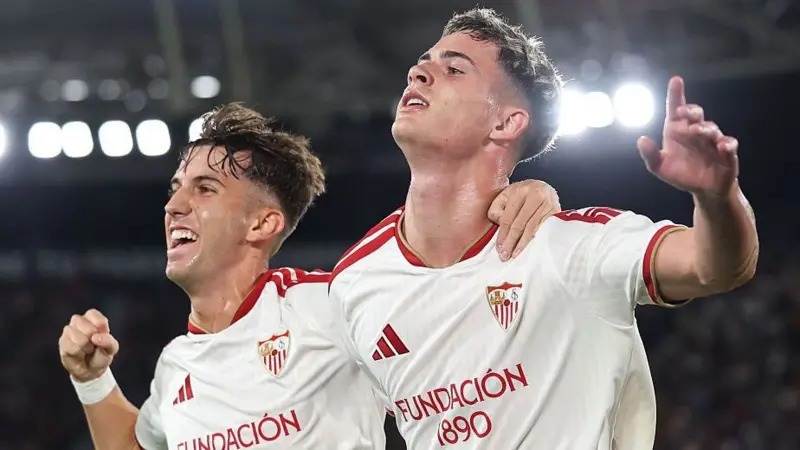 Wachezaji wa Sevilla Wakishangilia Bao Katika Mchezo Dhidi ya Levante