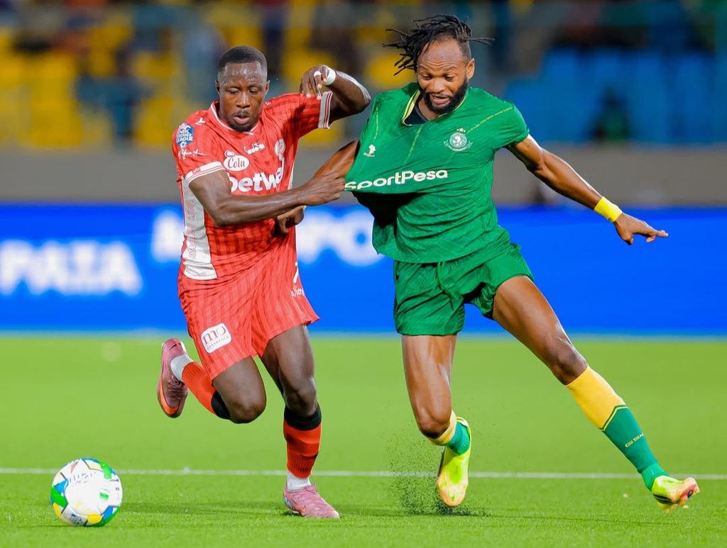 Mapambano Makali ya Mpira Kati ya Wachezaji wa Simba na Yanga