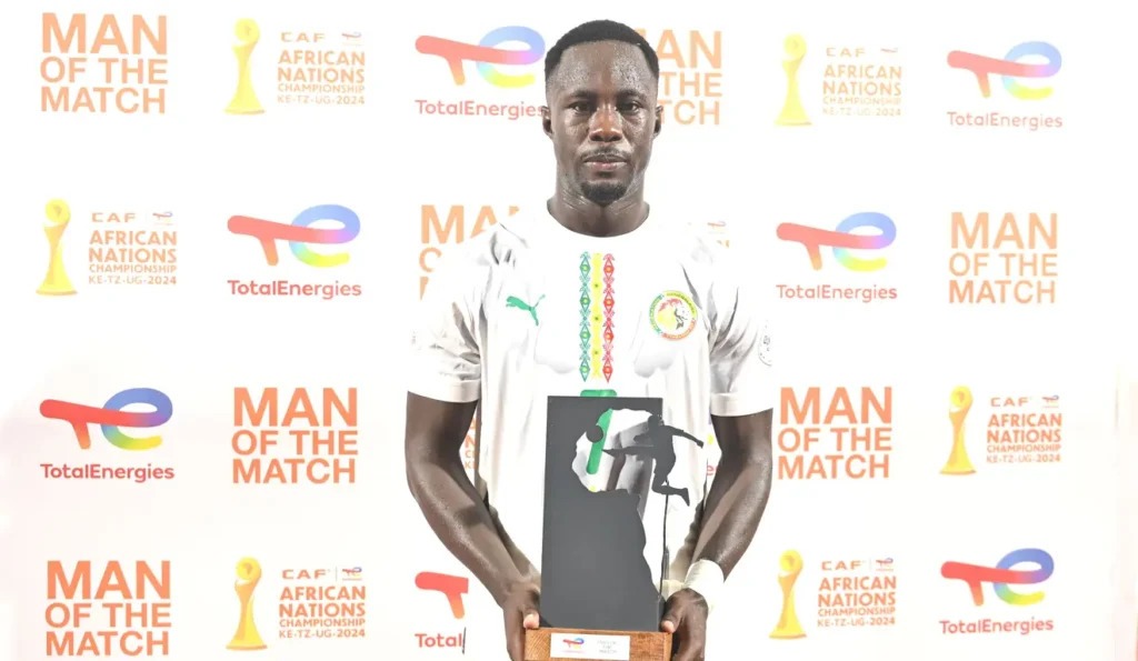 Libasse Gueye akionyesha tuzo ya mchezaji bora wa mechi