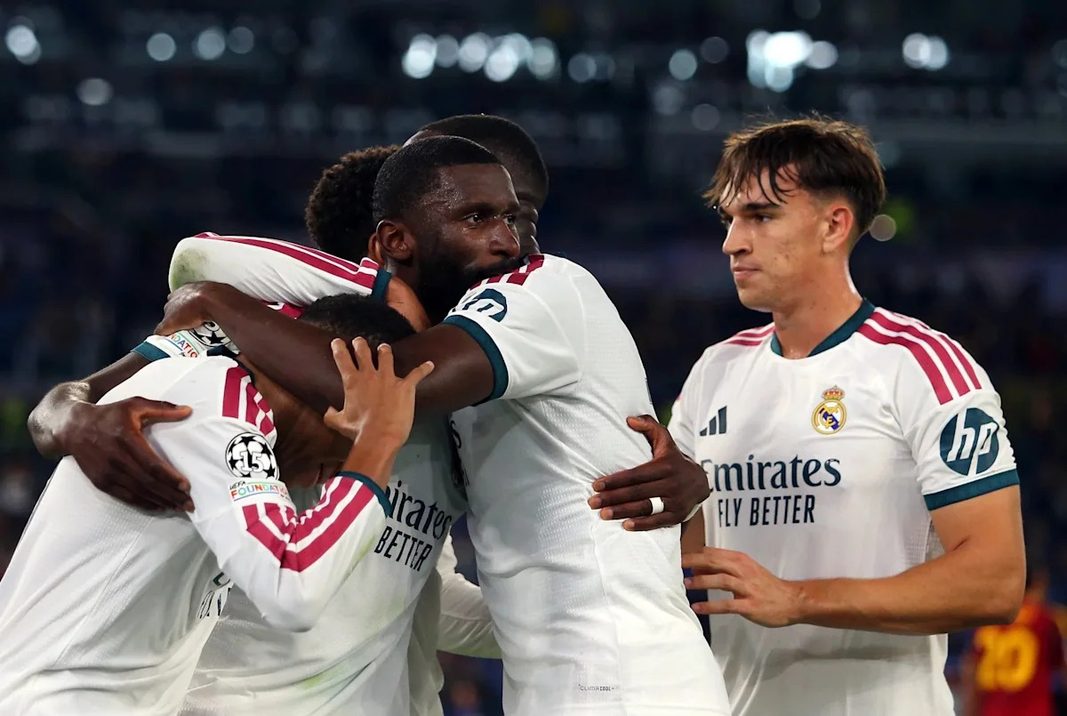 Antonio Rüdiger na wachezaji wenzake wa Real Madrid wakikumbatiana kwa furaha kubwa kando ya uwanja baada ya kufunga bao la ushindi dakika za mwisho.