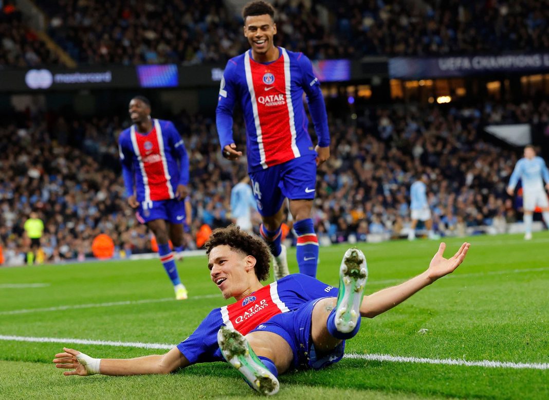 Mchezaji wa Paris Saint-Germain aliyevaa jezi za buluu na nyekundu akiteleza kwenye nyasi na kufungua mikono kwa furaha baada ya kufunga bao dhidi ya Man City.