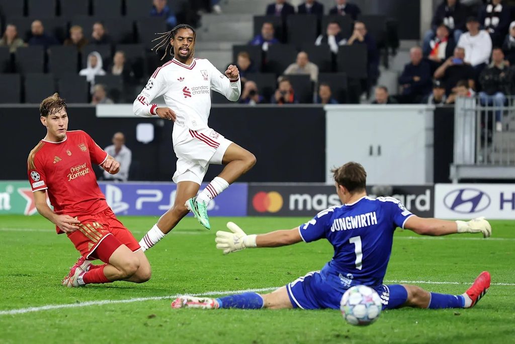 Bradley Barcola Akipiga Shuti Mbele ya Golikipa wa LASK Linz