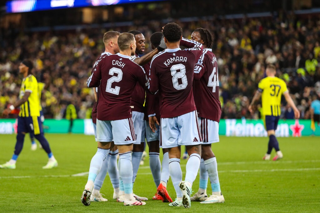 Wachezaji wa Aston Villa wakiongozwa na Matty Cash (namba 2) na Boubacar Kamara (namba 8) wakikumbatiana kwa pamoja uwanjani kusherehekea bao.