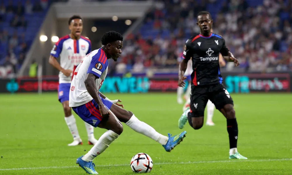 Mshambuliaji wa Lyon Akipiga Shuti Mbele ya Beki wa Crystal Palace