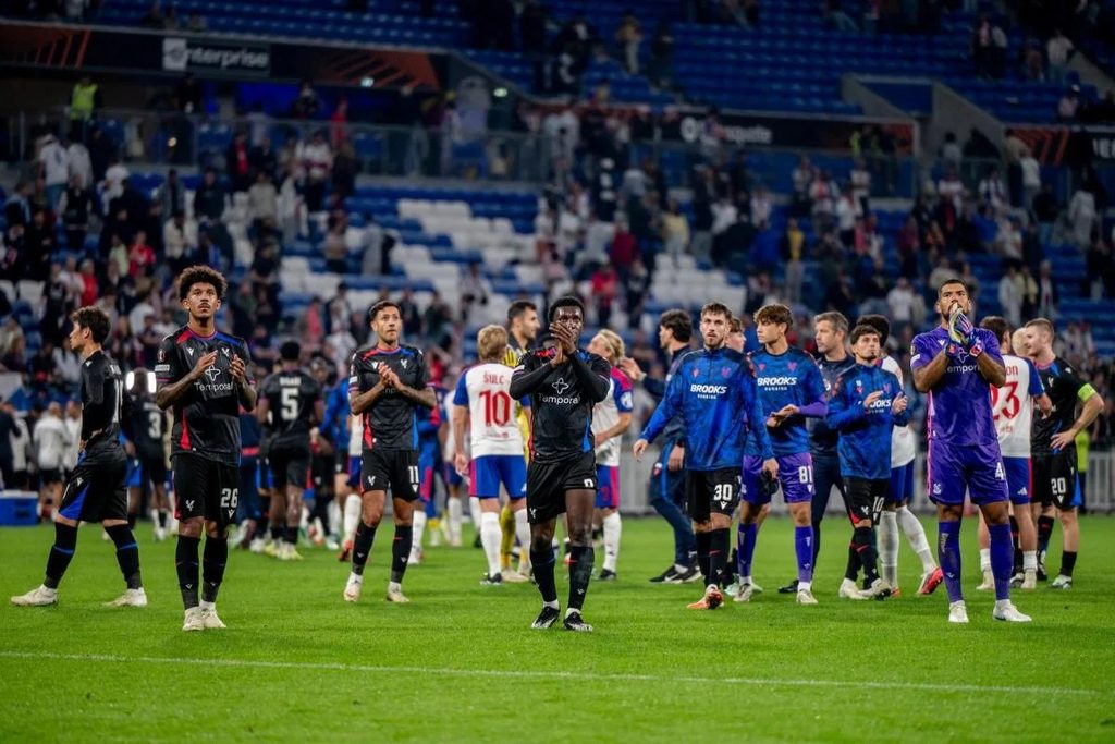 Wachezaji wa Crystal Palace Wakipiga Makofi Kuwashukuru Mashabiki