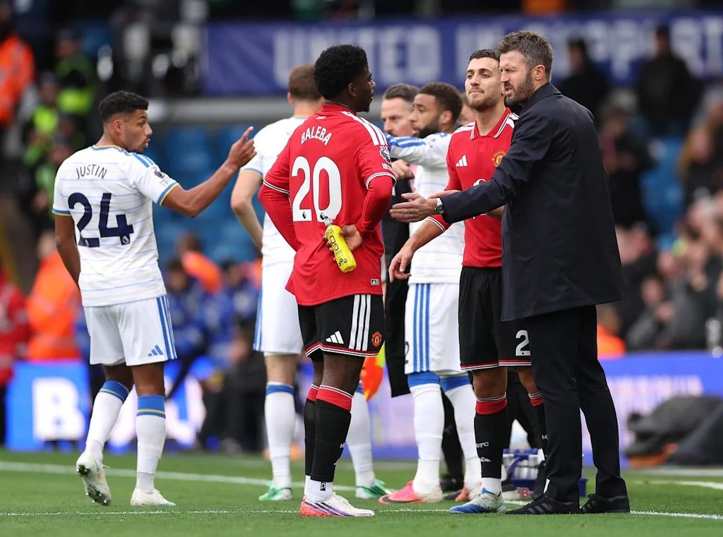 Kocha Michael Carrick Akitoa Maelekezo kwa Wachezaji wa Manchester United