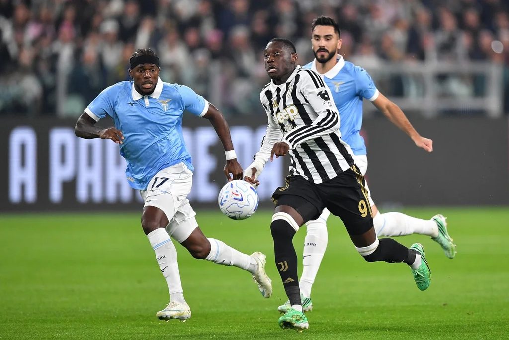 Mapambano ya Mpira Kati ya Mshambuliaji wa Juventus na Beki wa Lazio