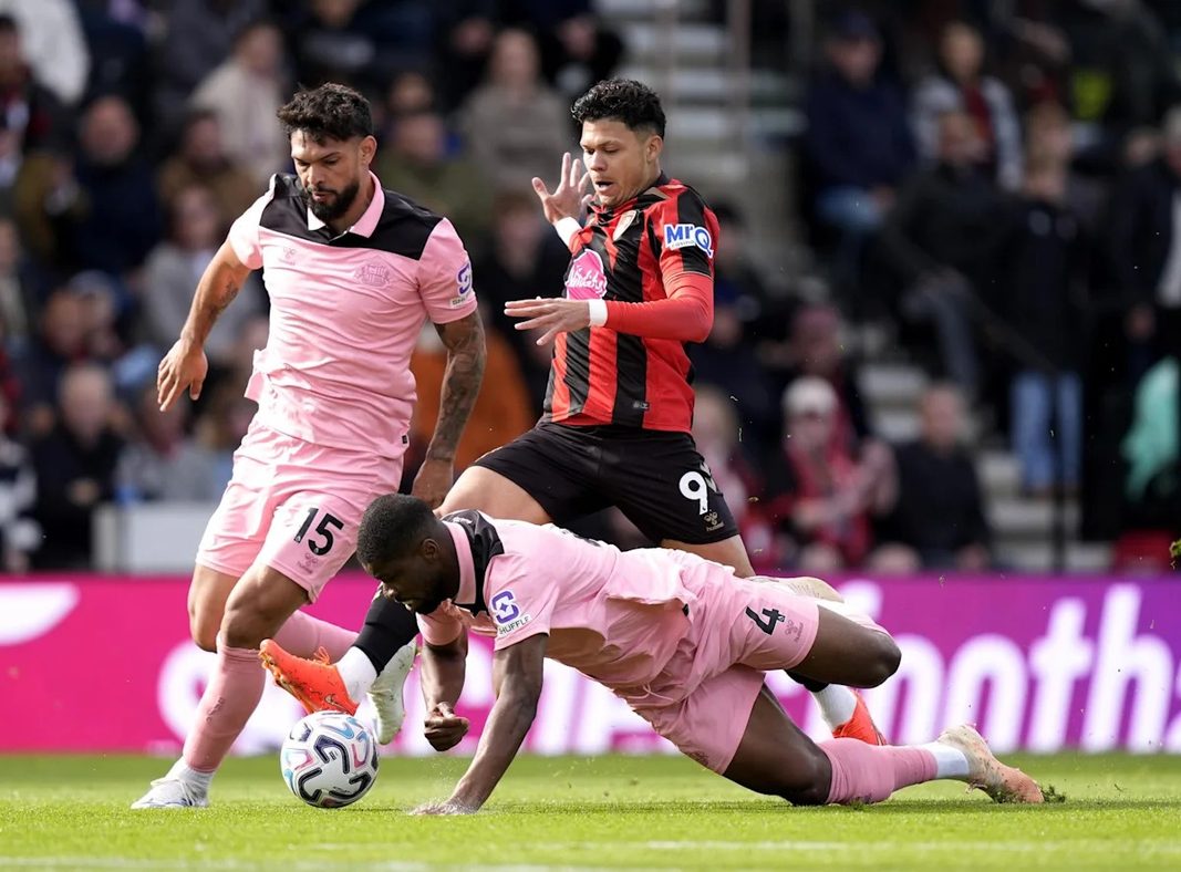 Mshambuliaji wa Bournemouth, Evanilson (namba 9), aliyevaa jezi nyeusi na nyekundu akiruka na kuwania mpira dhidi ya beki wa Sunderland aliyeanguka chini uwanjani.