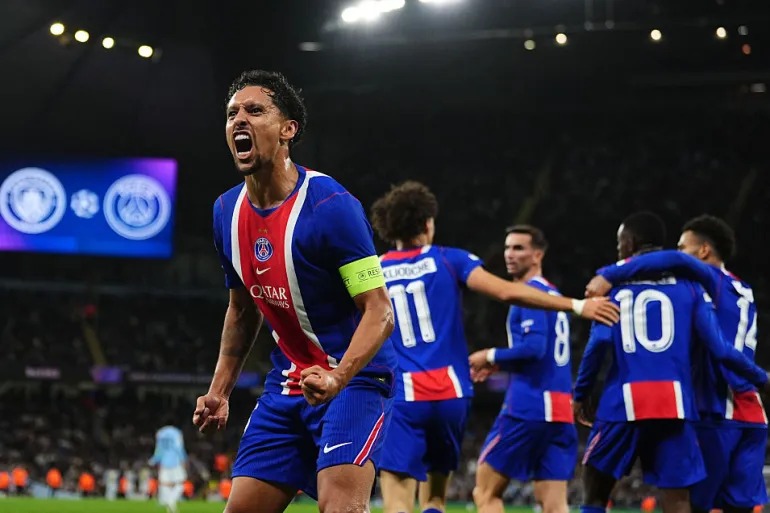 Nahodha wa PSG, Marquinhos, aliyevaa jezi ya bluu yenye kitambaa cha unahodha mkononi akikaza mikono na kupaza sauti kwa hisia kali mbele ya mashabiki.