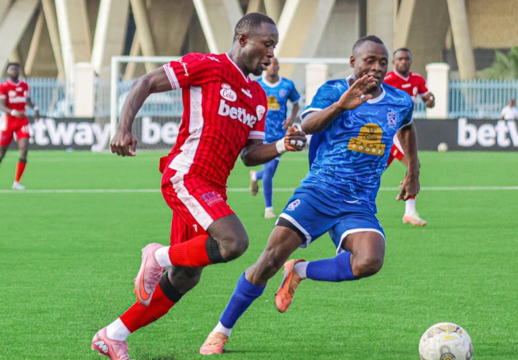 Pambano Kali la Mpira Kati ya Mchezaji wa Simba SC na Beki wa Mpinzani