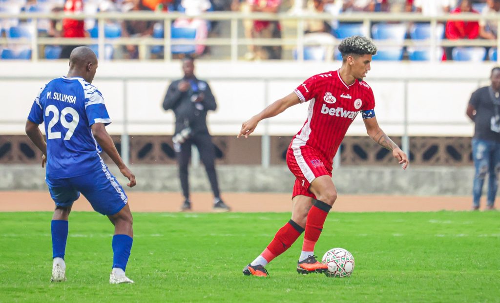 Rushine deruck Simba SC Akimiliki Mpira Dhidi ya Mchezaji wa Mpinzani