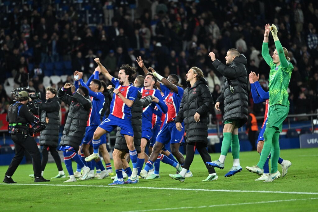 Wachezaji na benchi la akiba la PSG wakiruka na kushangilia ushindi wa 4-2 dhidi ya Barcelona uwanjani Parc des Princes.