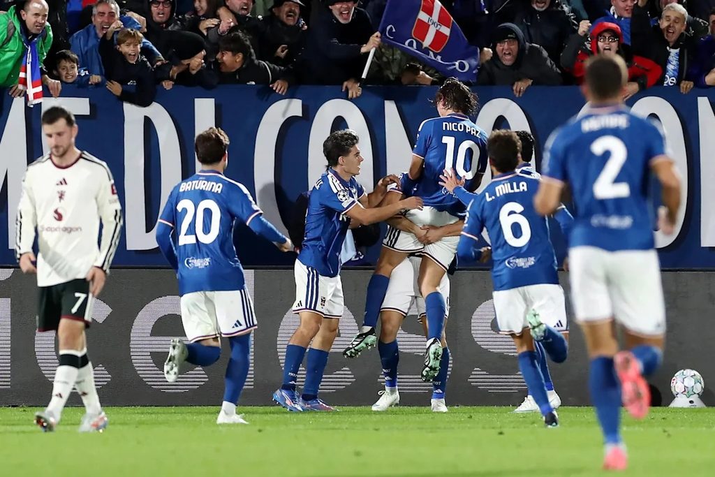Nico Paz na Wachezaji wa Como Wakishangilia Bao Dhidi ya Manchester United